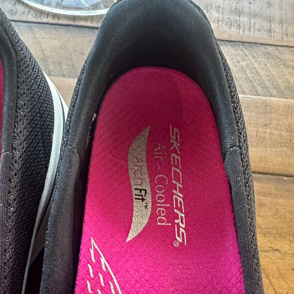 Skechers Arch Fit Women's Black Slip-On Sneakers with Pink Insole 8.5 - Picture 2 of 5